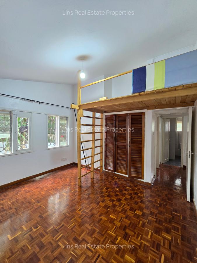 4 Bed House with En Suite in Hill View - 14