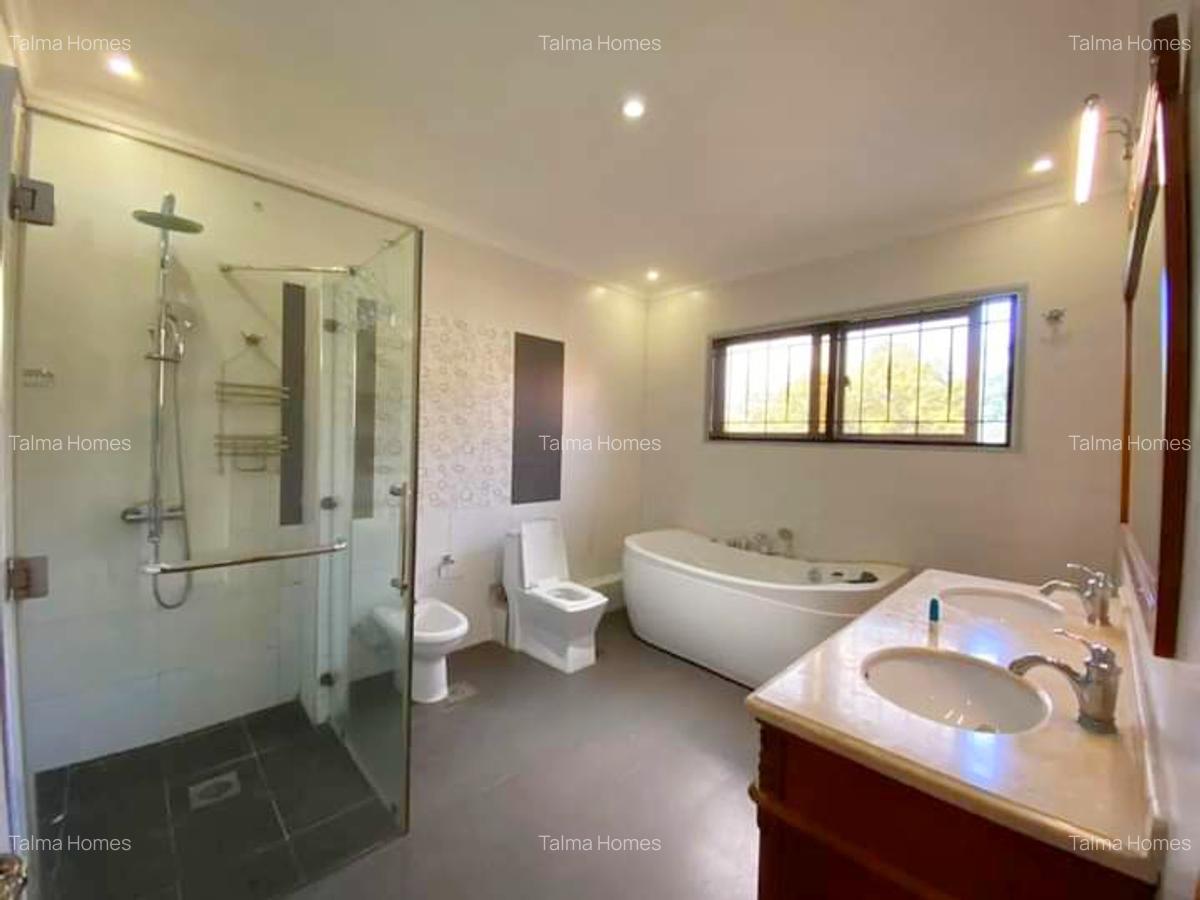 5 Bed Townhouse with En Suite at Lavington - 10