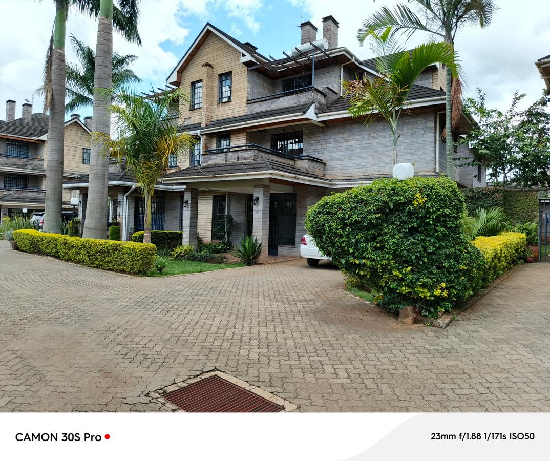 5 Bed Townhouse with En Suite at Lavington - 1