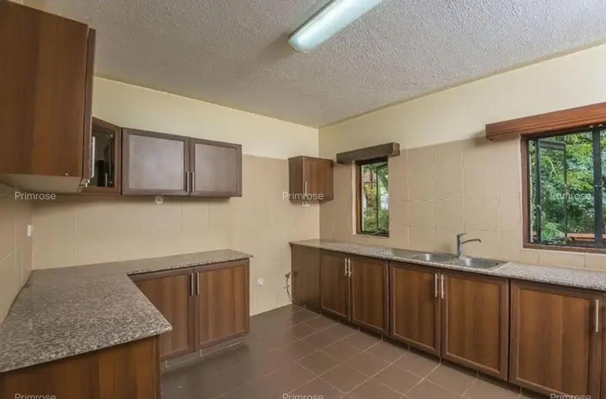 4 Bed Apartment in Riverside - 2