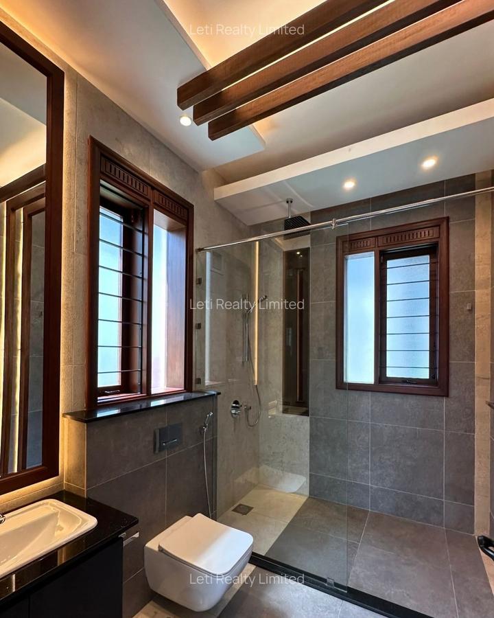 5 Bed House with En Suite in Runda - 16