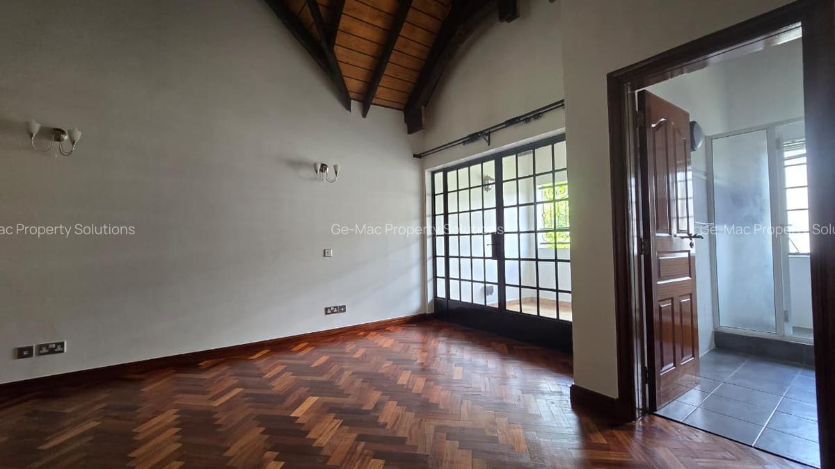 5 Bed House with En Suite in Lavington - 10