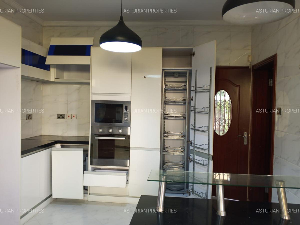 5 Bed Townhouse with En Suite in Lavington - 2