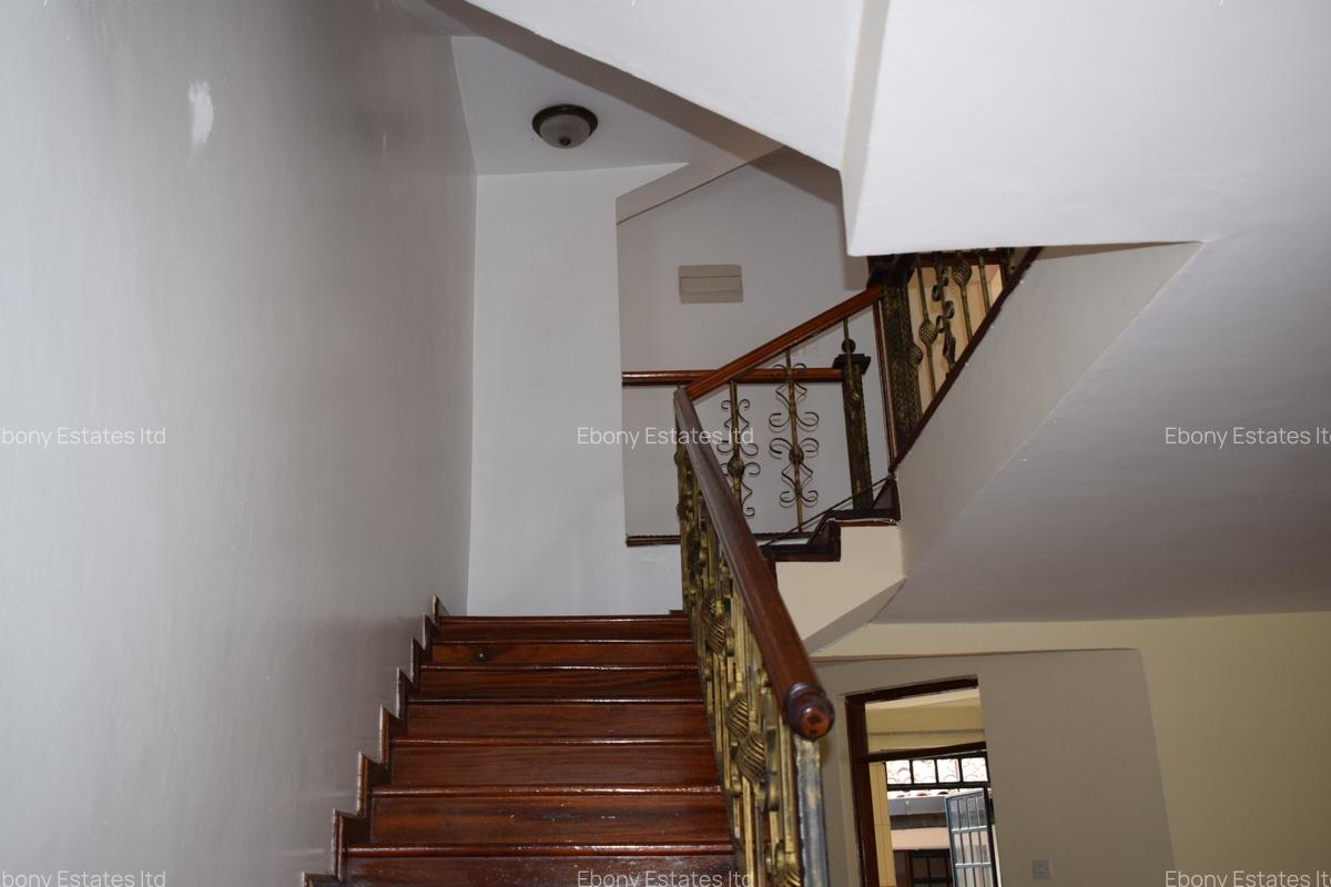 5 Bed Townhouse with En Suite in Lavington - 3