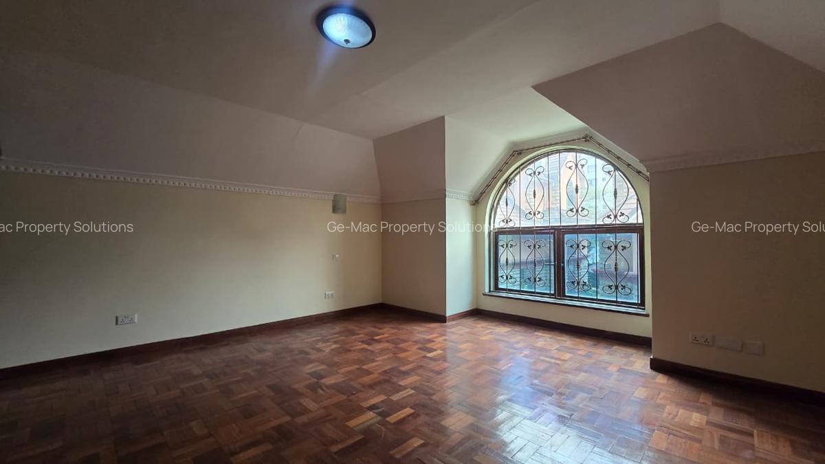 5 Bed House with En Suite in Lavington - 11