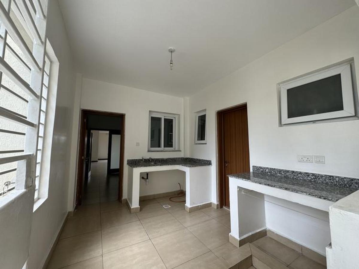 3 Bed Apartment with En Suite at Lavington - 18