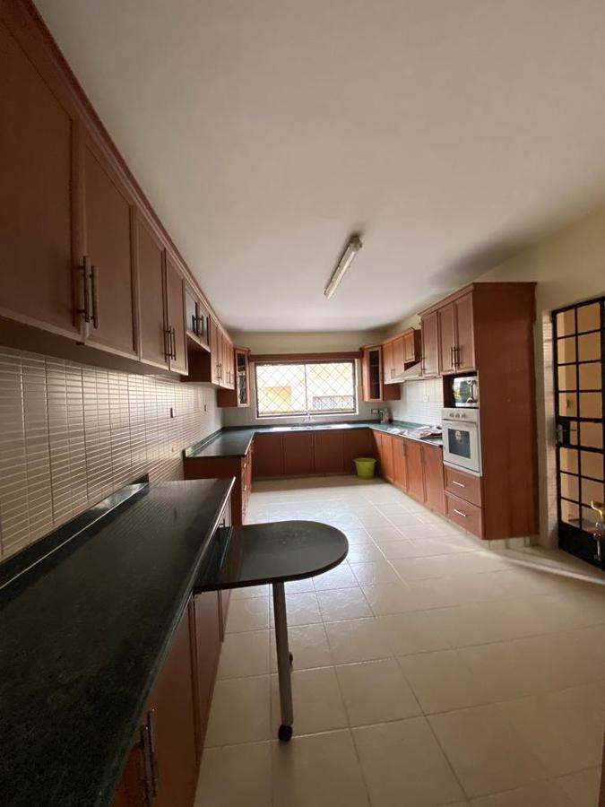 5 Bed Townhouse with En Suite at Lavington - 4