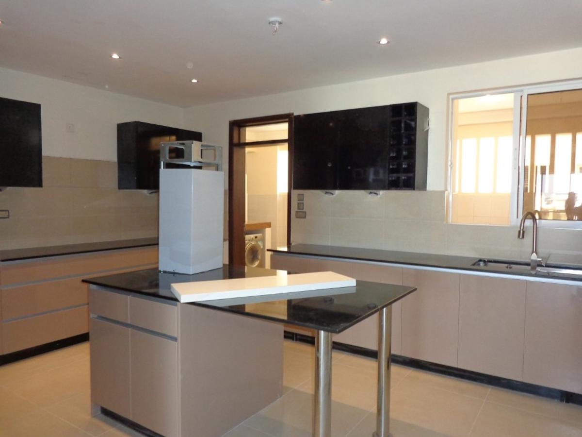 3 Bed Apartment with En Suite at Ar2084 - 4