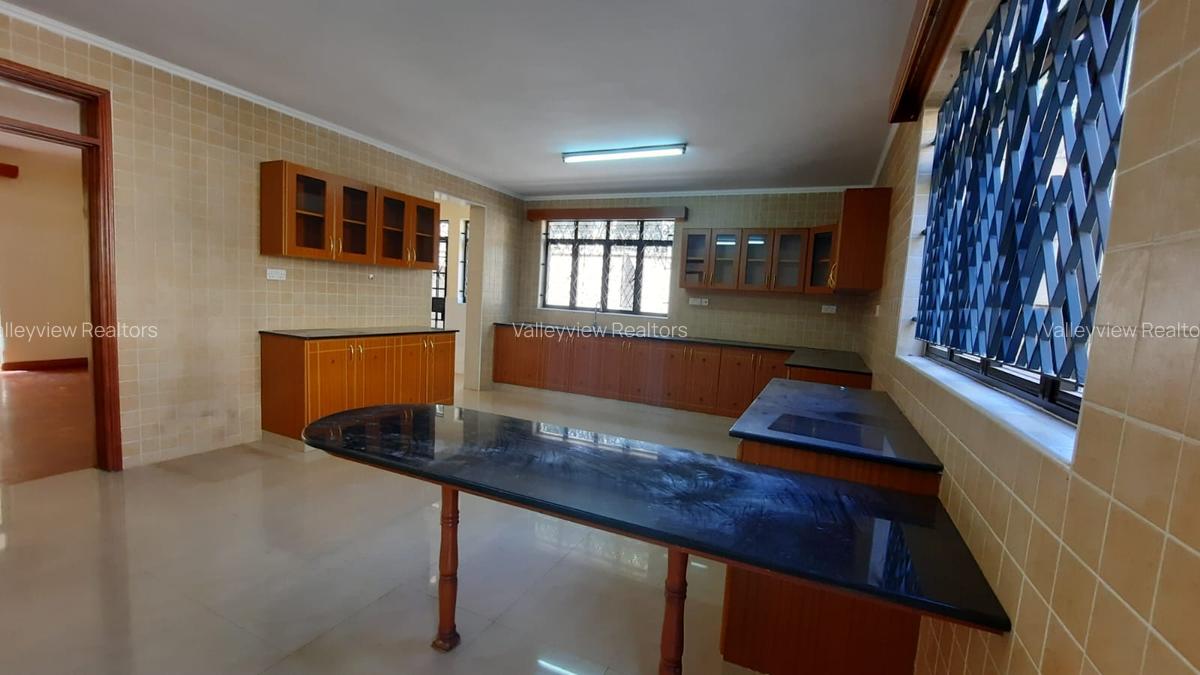 4 Bed Townhouse with En Suite at Lavington - 2