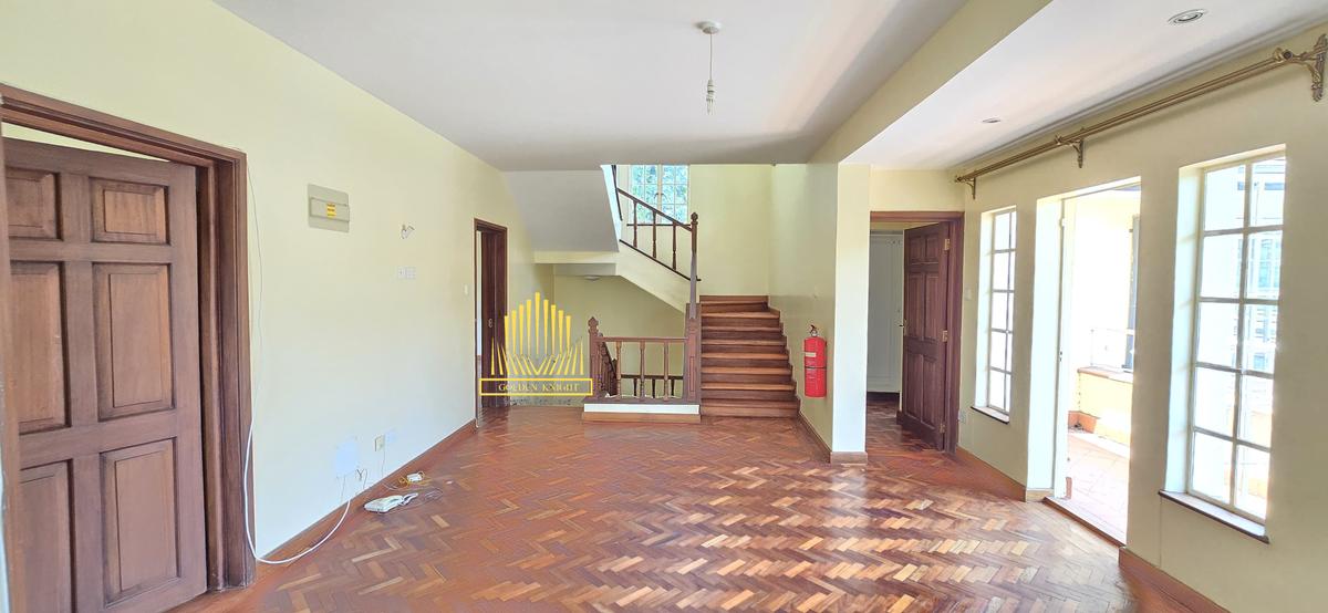 5 Bed Townhouse with En Suite in Lavington - 3