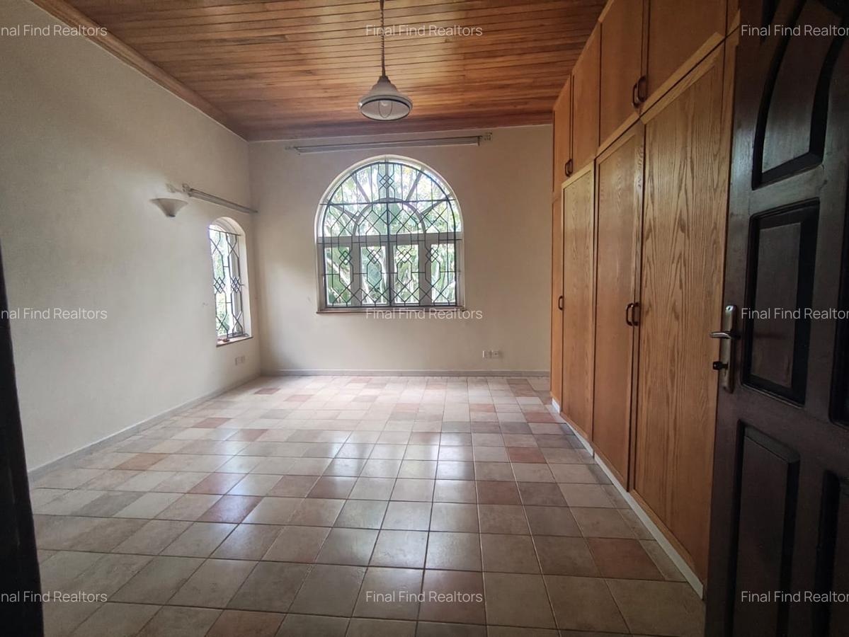 4 Bed House with Garden in Hill View - 14