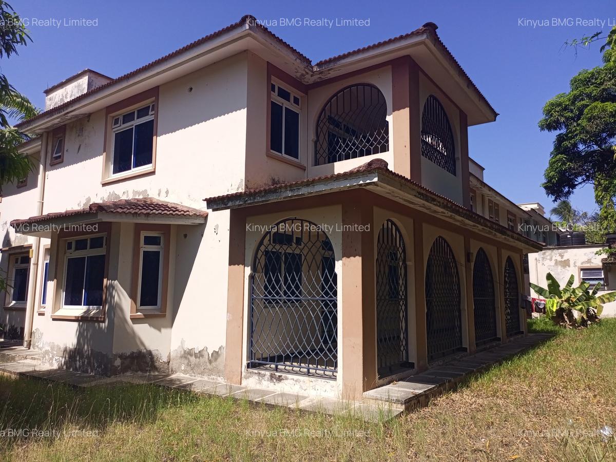 8 Bed Villa with En Suite in Nyali Area - 2