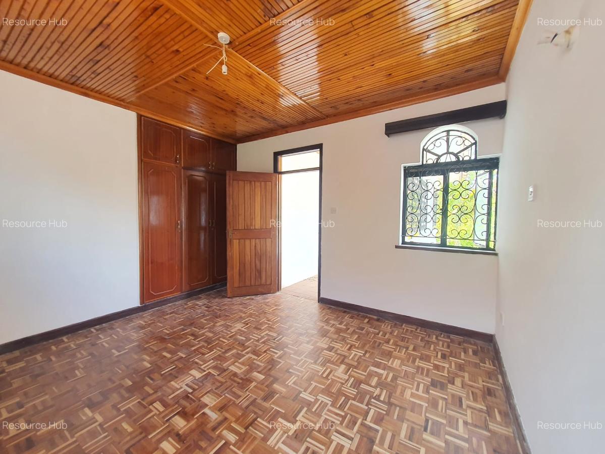 6 Bed House with En Suite in Nyari - 19