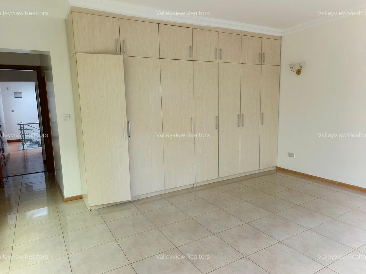 4 Bed Townhouse with En Suite at Riverside - 15
