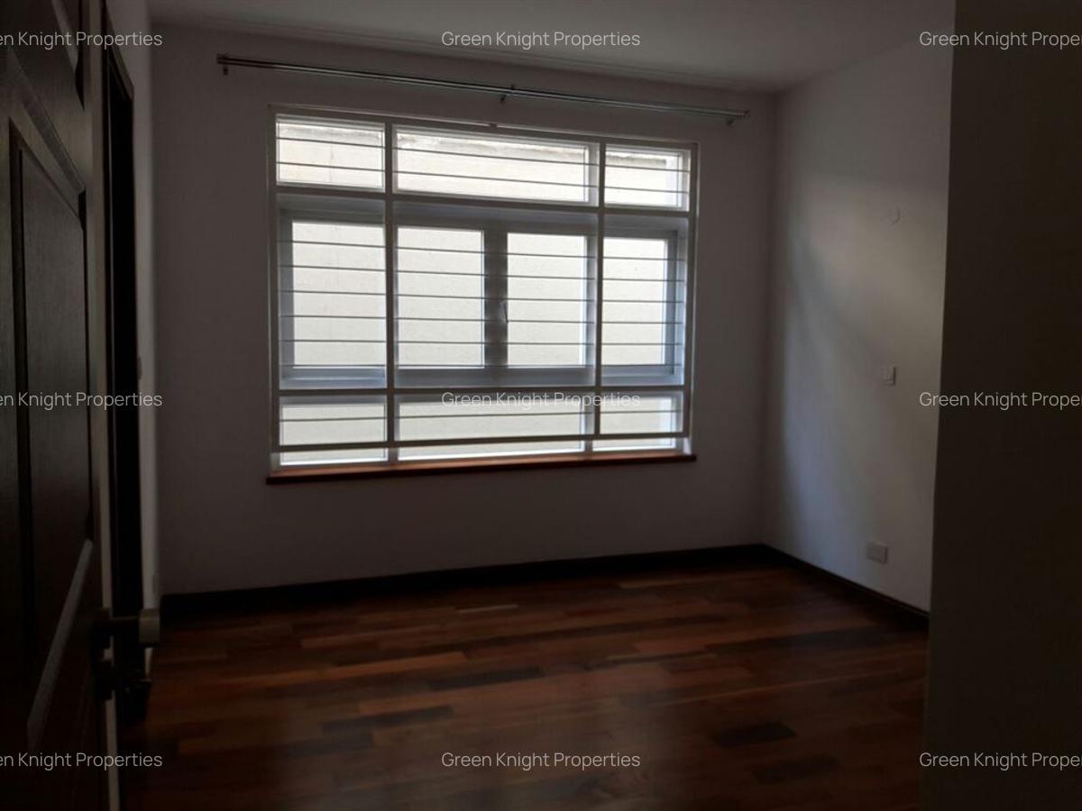 5 Bed House with En Suite in Lavington - 16