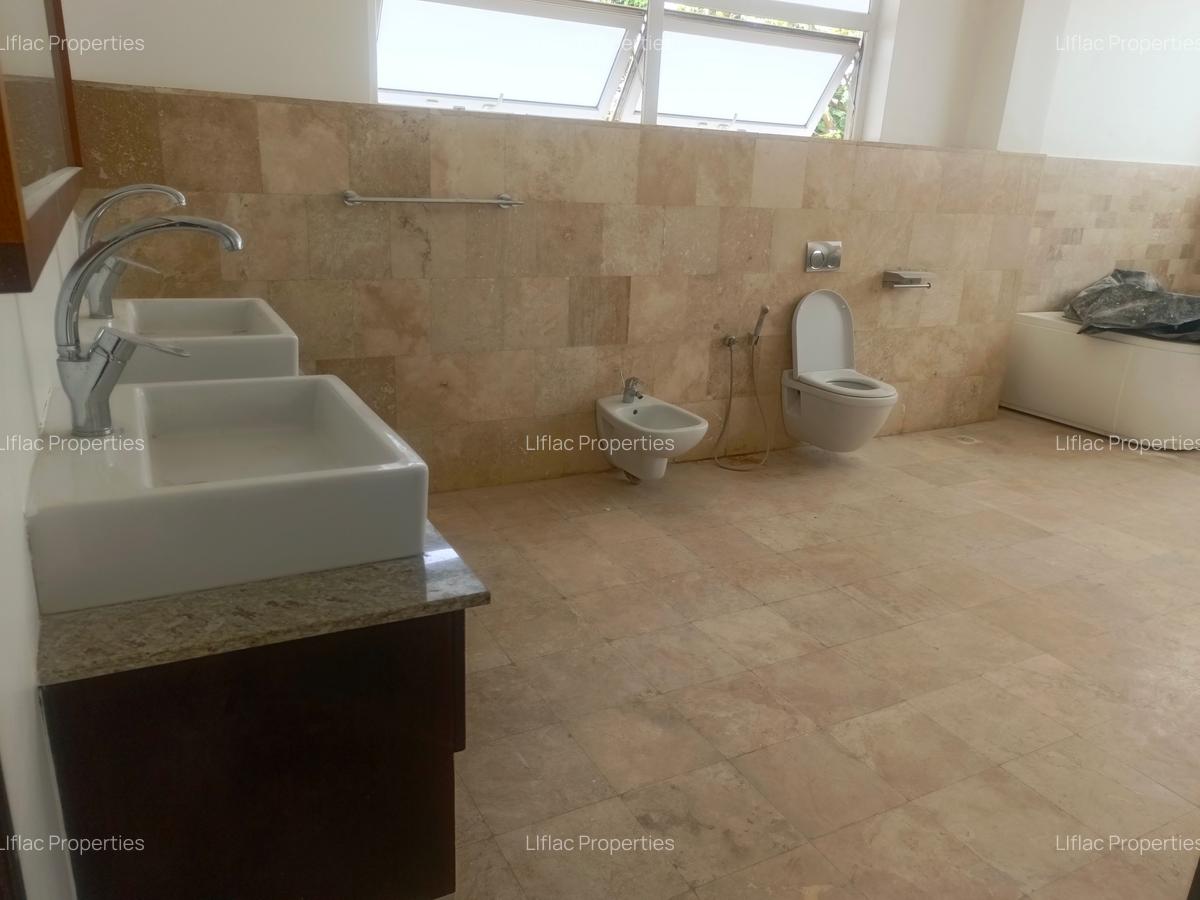 5 Bed House with En Suite in Runda - 12