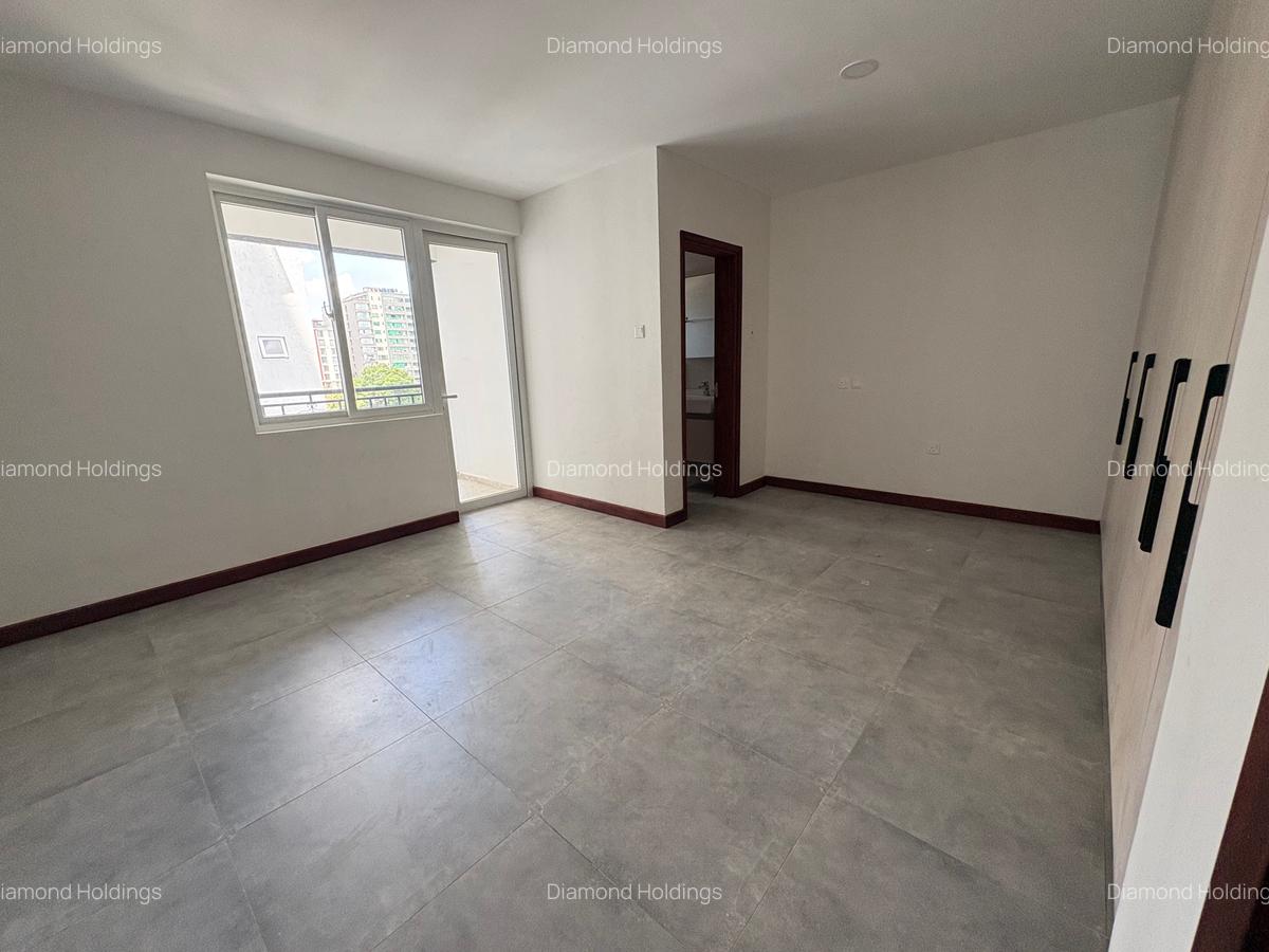 3 Bed Apartment with En Suite in Parklands - 4