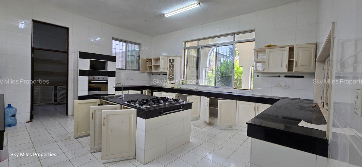 7 Bed Villa with En Suite at Serena Area - 12