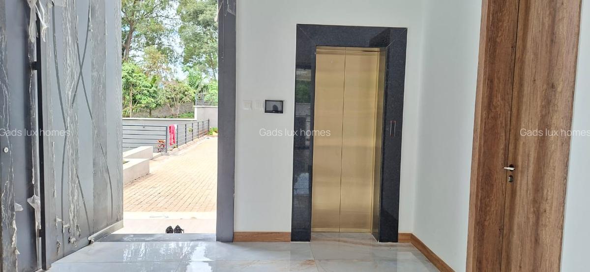 5 Bed Villa with En Suite at Nyari - 3
