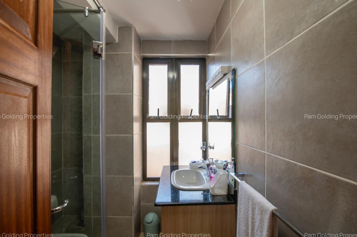 4 Bed Apartment with En Suite in Rhapta Road - 16