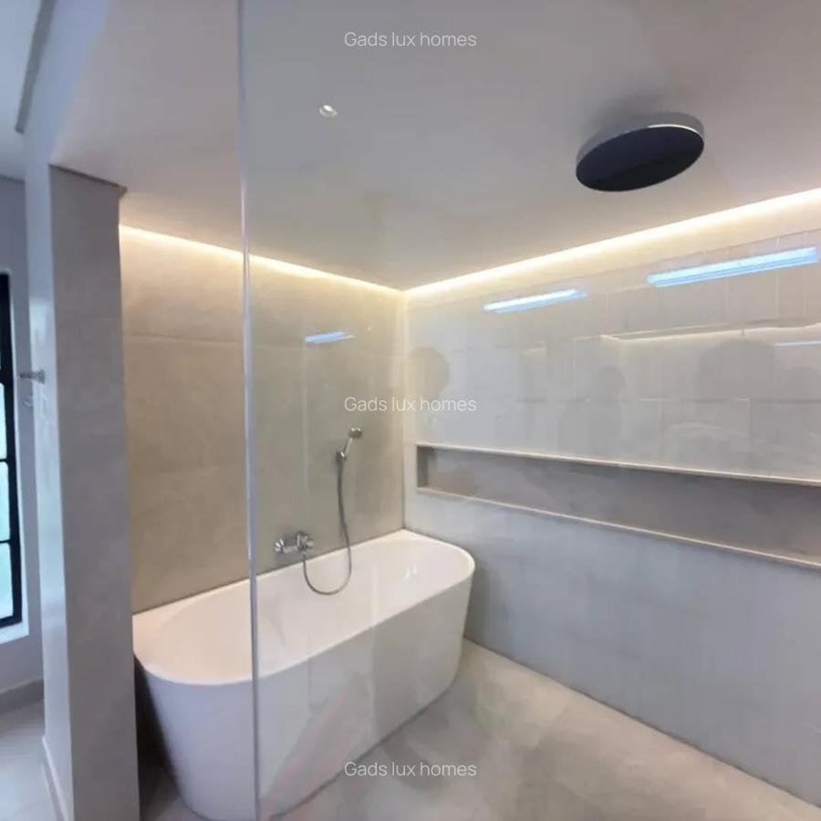 6 Bed Villa with En Suite at Lavington - 13