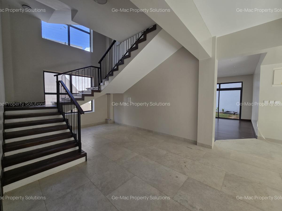 5 Bed House with En Suite in Lavington - 9