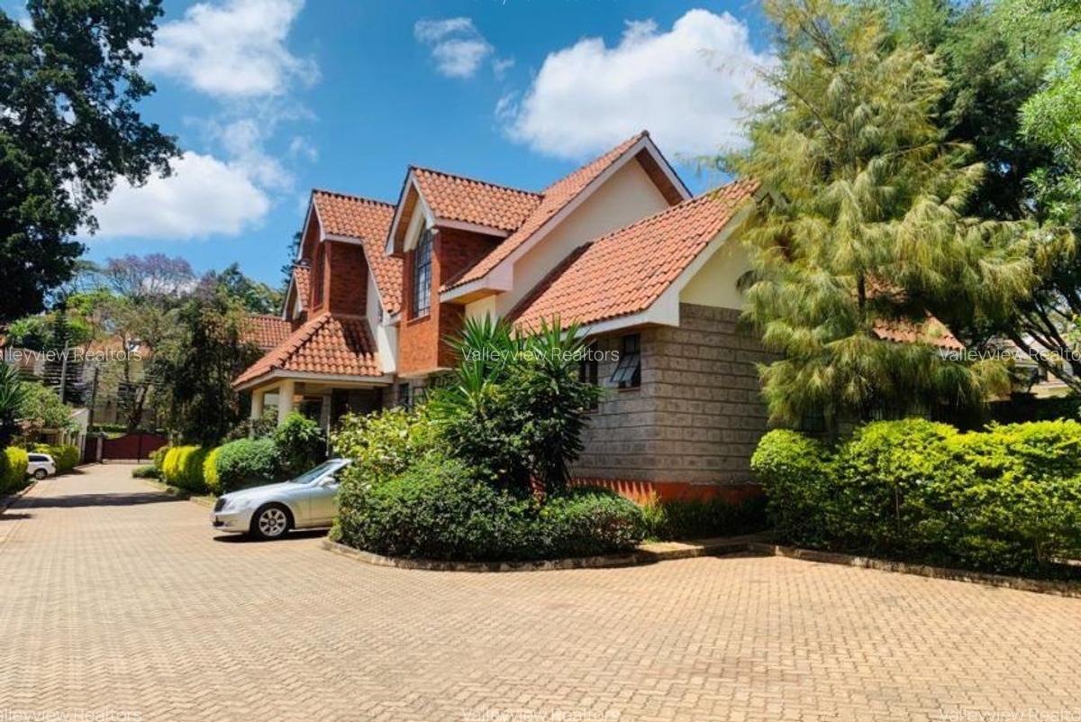 4 Bed Townhouse with En Suite at Lavington - 5
