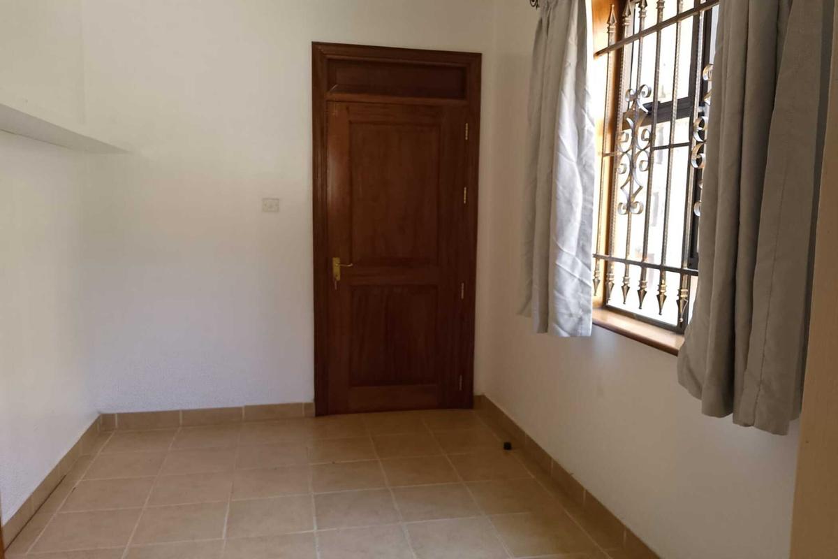 3 Bed Apartment with En Suite at Dennis Pritt Road - 14