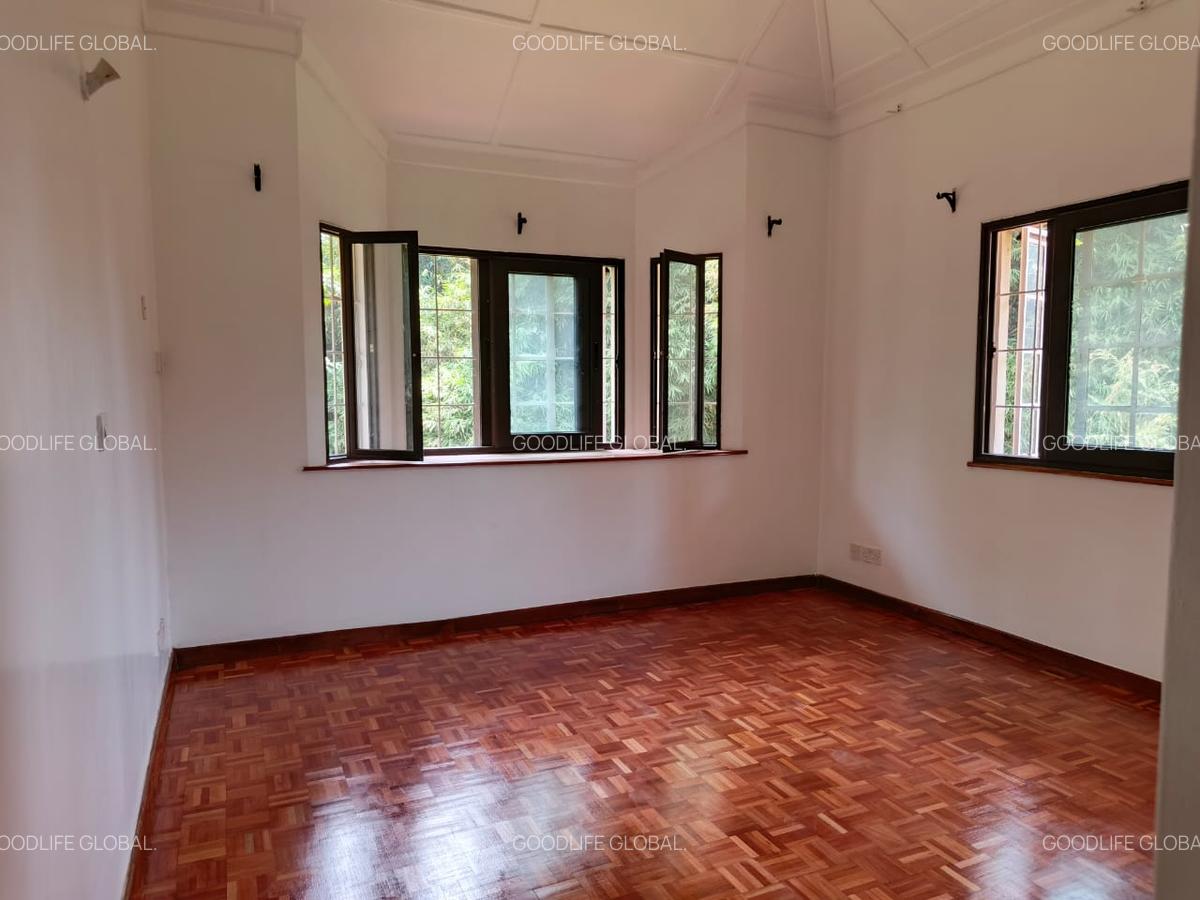 5 Bed House with En Suite at Rosslyn - 8