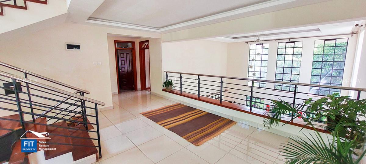 4 Bed House with En Suite in Ridgeways - 13