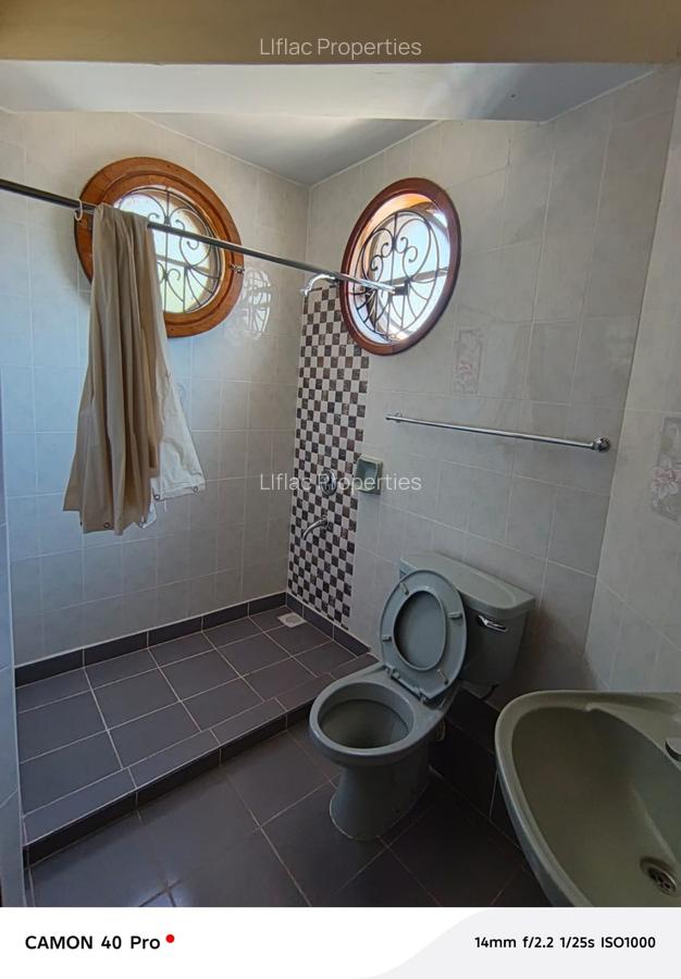 5 Bed House with En Suite in Nyari - 14