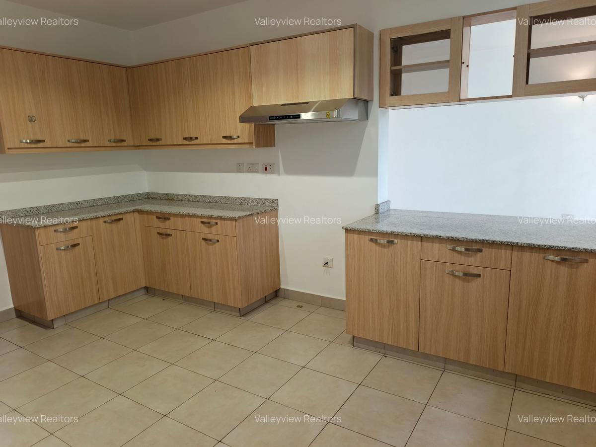 3 Bed Apartment with En Suite at Lavington - 18
