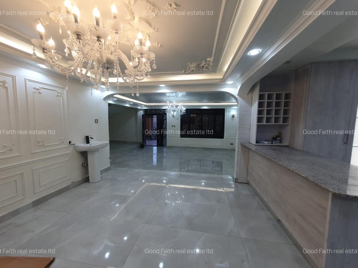 6 Bed House with En Suite in Ridgeways - 4