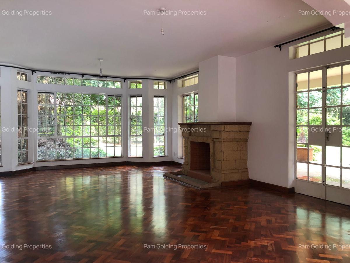 5 Bed House with En Suite in Rosslyn - 3