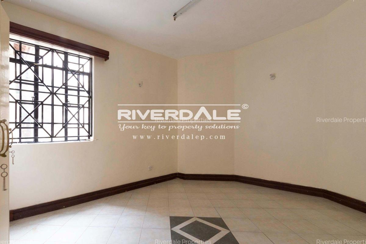 3 Bed Apartment with En Suite in Brookside - 12