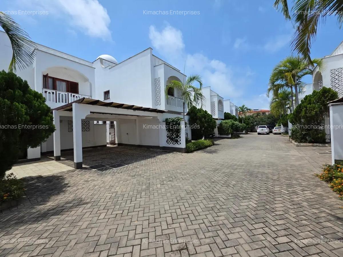 4 Bed Townhouse with En Suite at Green Wood Drive - 17