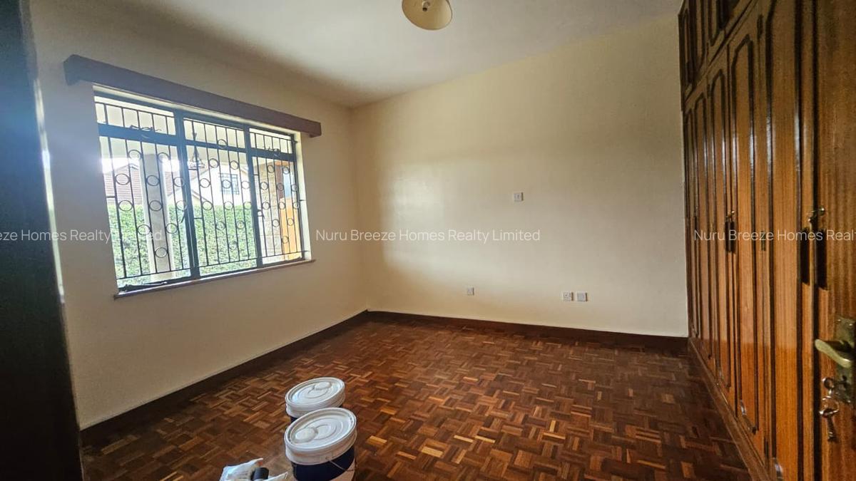 5 Bed House with En Suite in Runda - 11