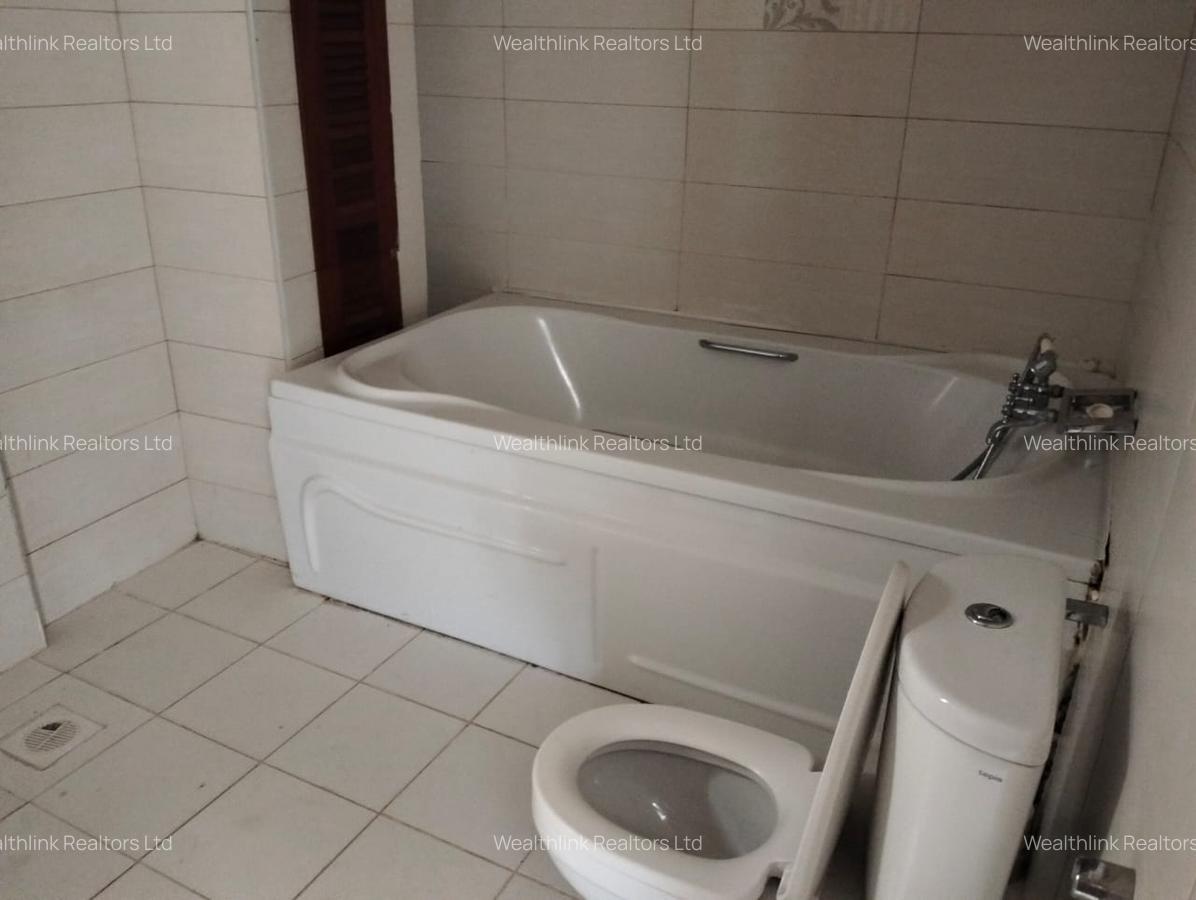 5 Bed Townhouse with En Suite at Lavington - 6