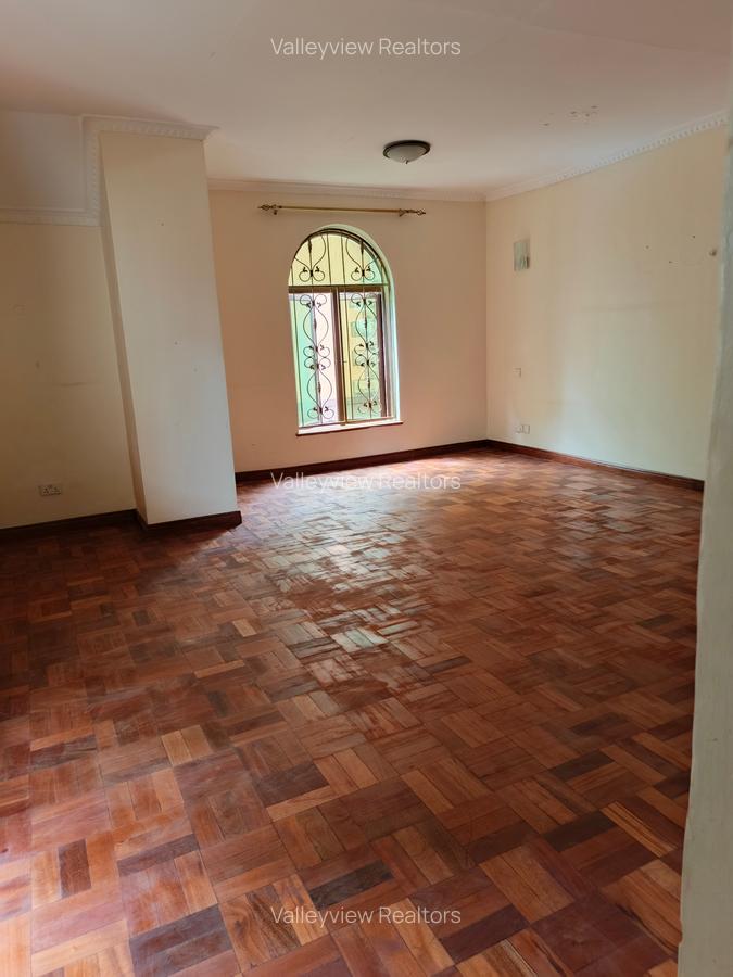 5 Bed Townhouse with En Suite at Lavington - 15