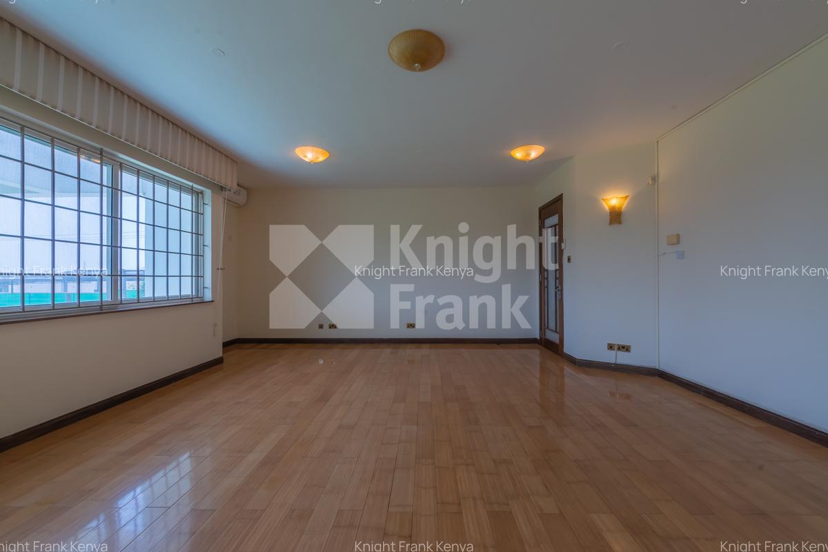 7 Bed House with En Suite at Un Crescent - 8