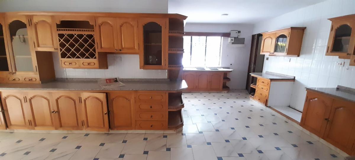 5 Bed Townhouse with En Suite at Nyari - 3