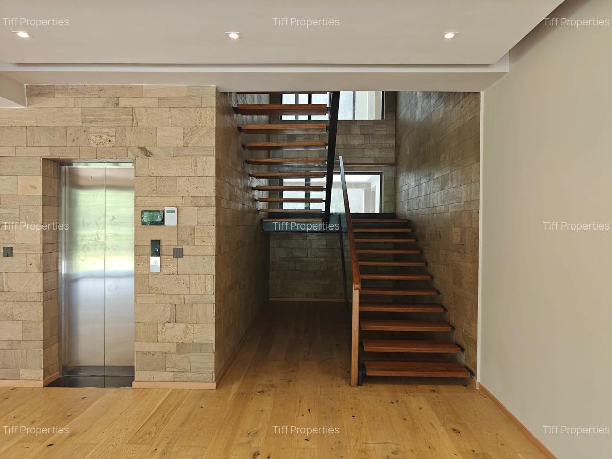 6 Bed House in Nyari - 13