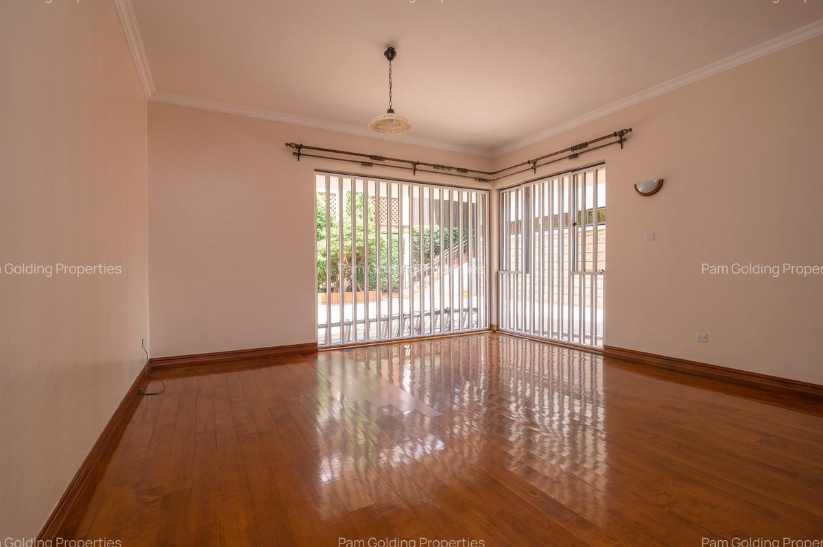 5 Bed House with En Suite in Runda - 11