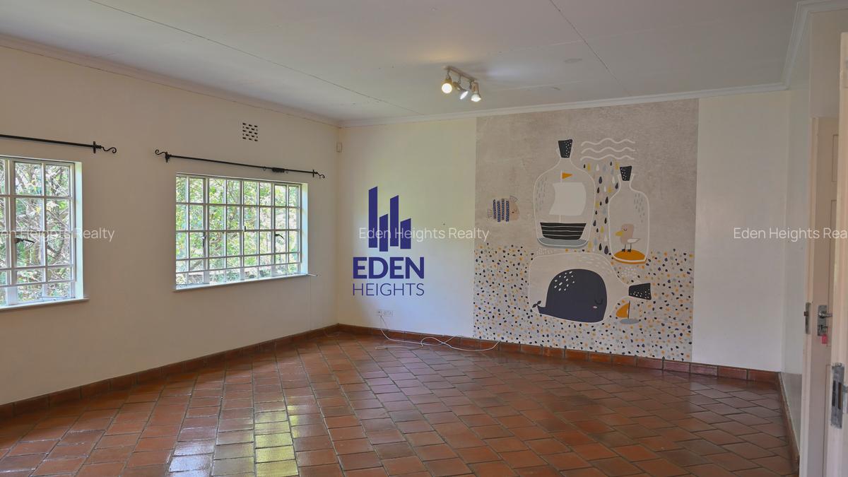 4 Bed House with En Suite in Lavington - 10