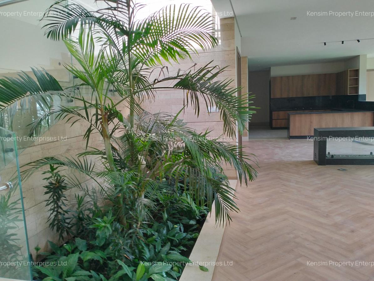 5 Bed Townhouse with En Suite in Brookside - 7