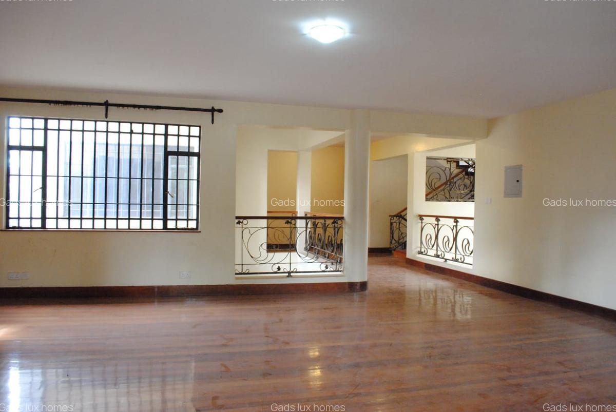 5 Bed Villa with En Suite at Lavington - 8