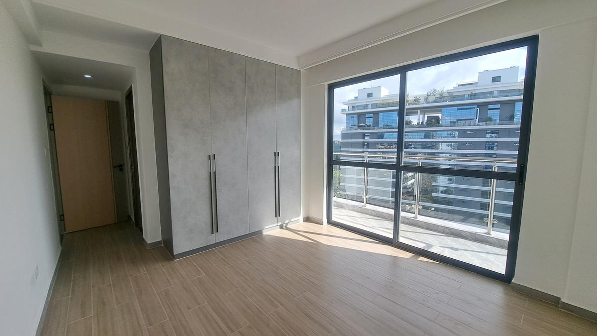 2 Bed Apartment with En Suite at Riverside Dr - 10