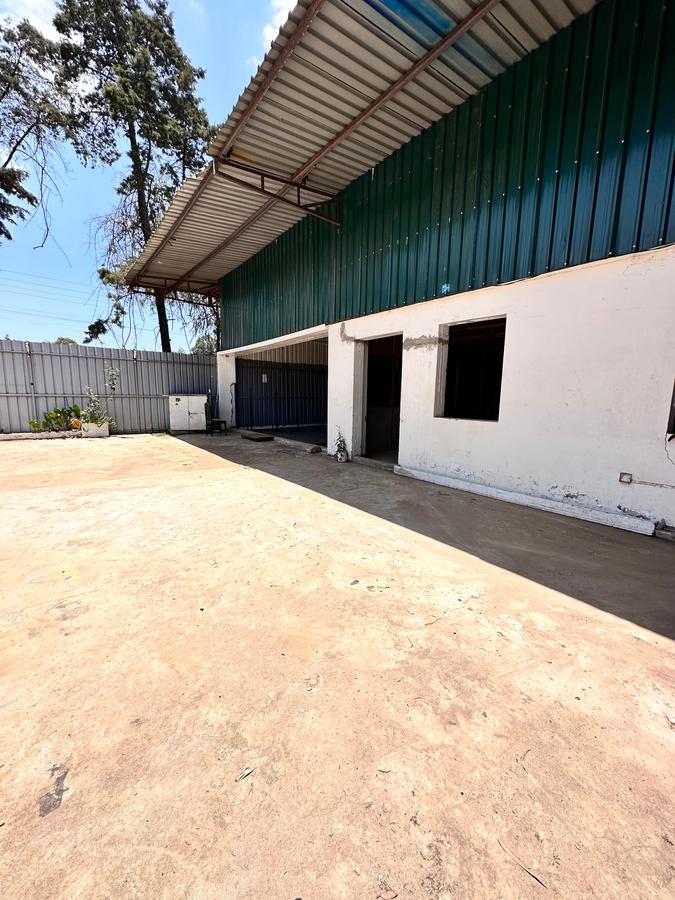 4,000 ft² warehouse with parking in karen