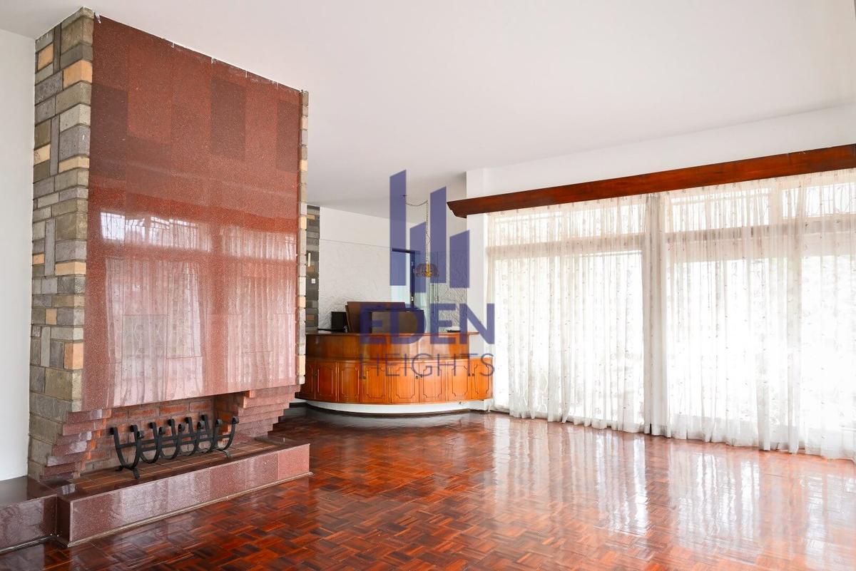 6 Bed House with En Suite in Lavington - 4