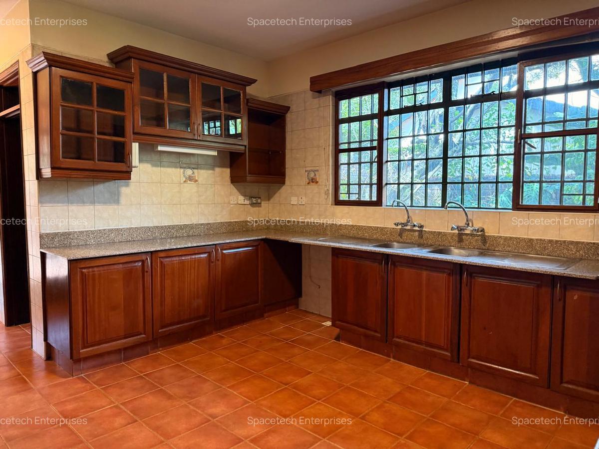 5 Bed House with En Suite in Nyari - 9